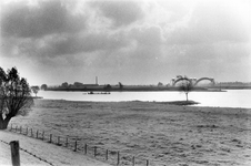 842675 Gezicht over de uiterwaarden bij de rivier de Lek ter hoogte van het stuw- en sluizencomplex Hagestein (rechts). ...